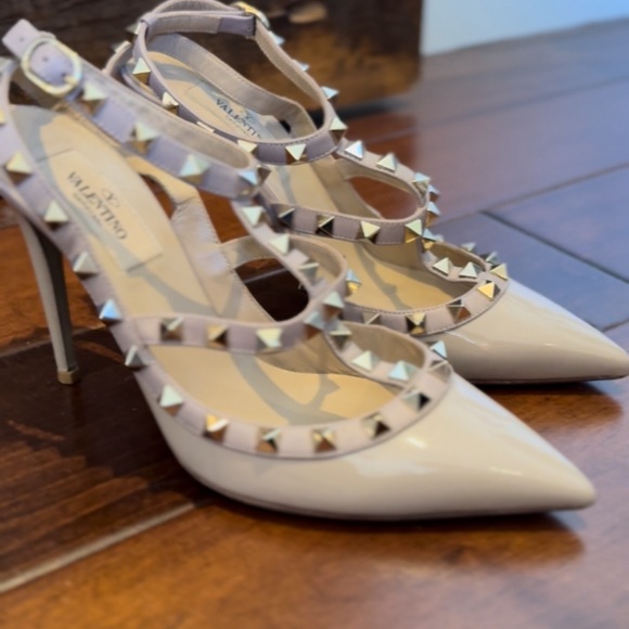 100% HOLIDAY LUXURY - VALENTINO GARAVANI Patent Rockstud Ankle Strap Pum… - Picture 2 of 6